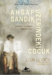 Ahşap Sandık Üzerindeki Çocuk - 2